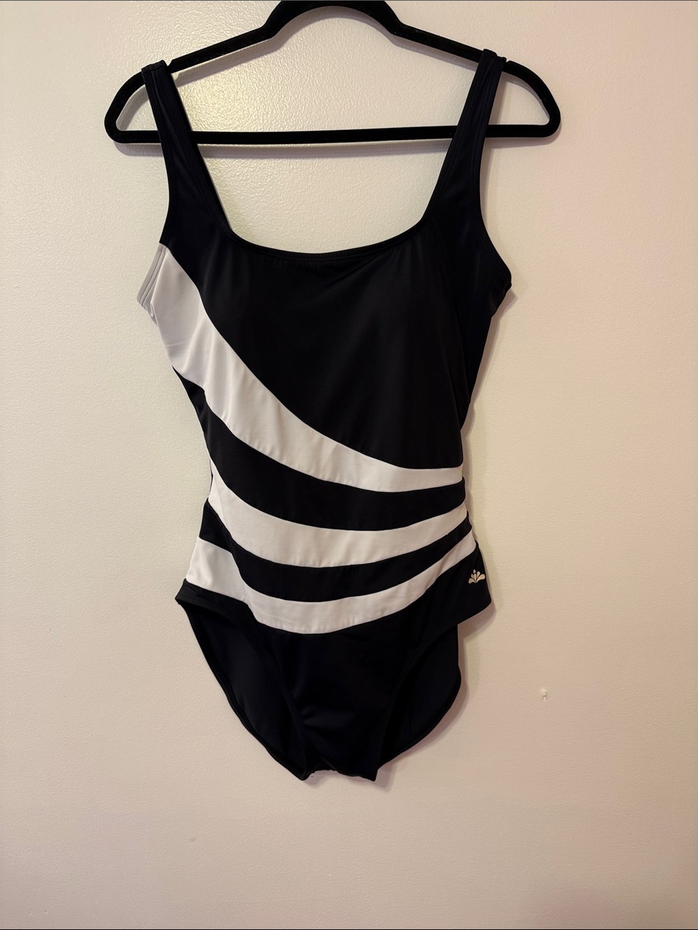 Aquabelle Black & White One Piece Swimsuit Women’s Size 14 Tummy Control